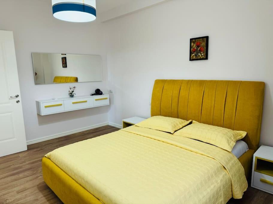 Yellow Apartment Дуррес Экстерьер фото
